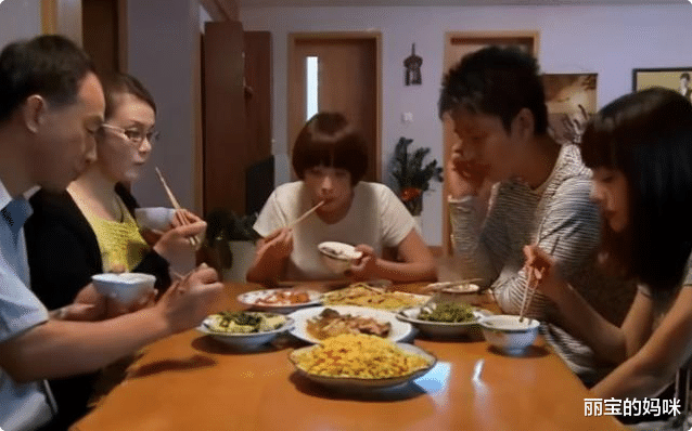 丽宝的妈咪|不想吃剩饭有错吗？宝妈因为拒绝“打扫”孩子剩饭，被亲妈数落