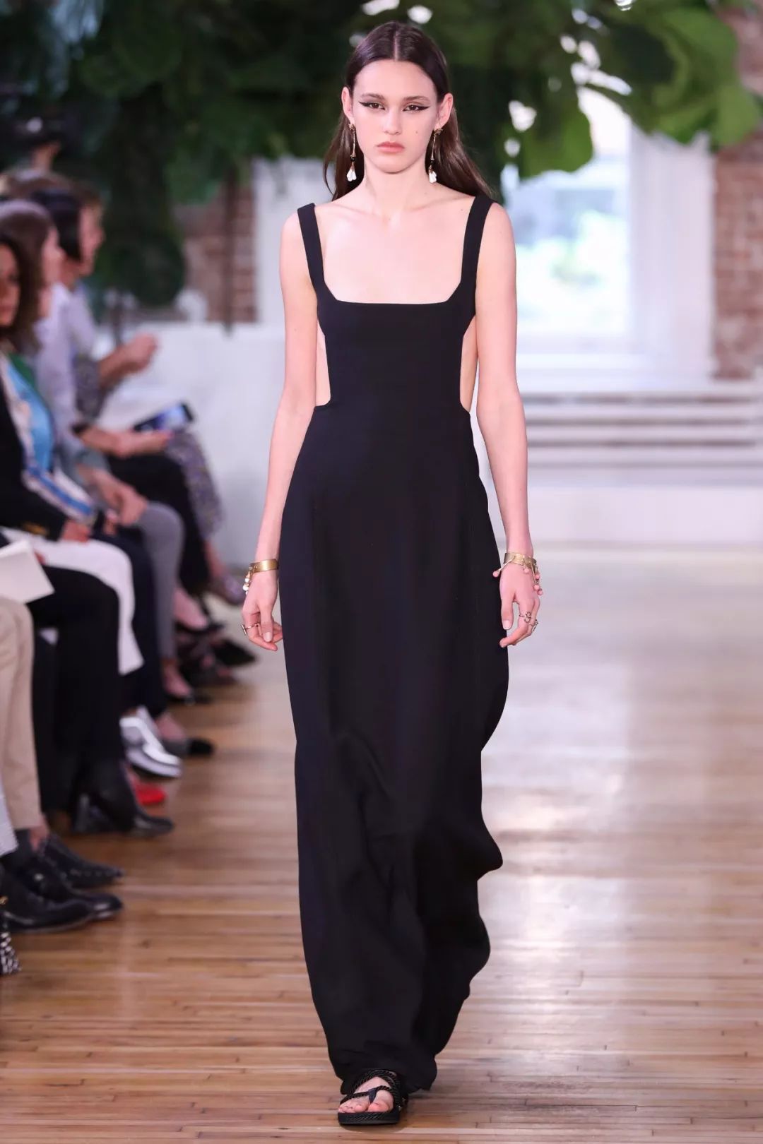 纺织服装时尚内参|今年夏季女装流行方领，一定要够大够宽才时髦~