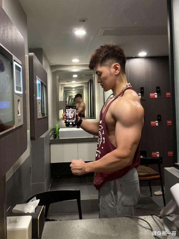 健身圈一哥 黝黑色肌肤健身教练，酷酷的巨蟹座大男孩，一身腱子肉帅气逼人！