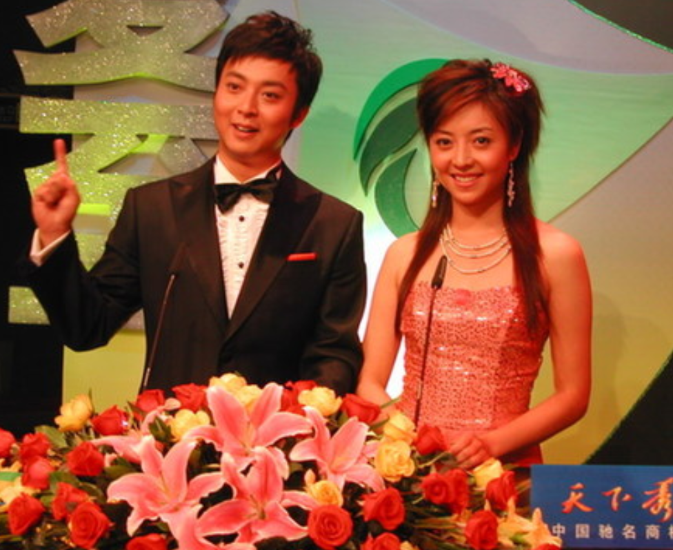 主持人|美女主持人佟瑶：在河边溺水而亡，葬礼上哭到昏厥的丈夫怎样了