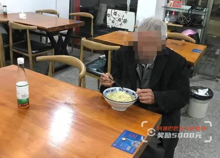 八旬孤寡老人深夜来店,一碗反复烧了3次的面条,藏着90后退伍军人的暖意?