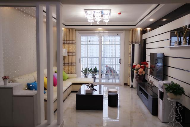 邻居来我家串门，进门就被客餐厅惊艳了，说这是小区最漂亮的装修