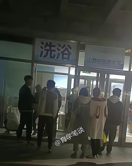 山西某高校有男性混进女浴室,戴假发,拿女生内裤?女生:气昏了
