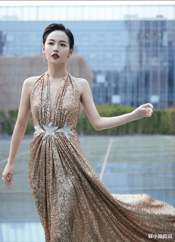 槑小姐侃说|张嘉倪真有眼光，穿亮片短裙惹眼却不俗，腰细腿长又给买超长脸了