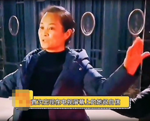 陈亚男|继陈亚男受邀拍电影后，其母亲也接拍广告，打扮精致明星范十足