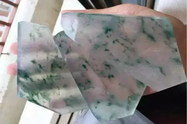 飘花翡翠|满身裂纹的翡翠原石，无奈自个切，切出果冻级别冰飘花翡翠！