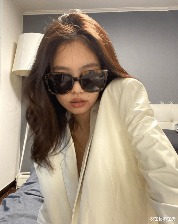 穿衣搭配|李若彤终于不穿裙装了,用中性风的衣服搭墨镜,不但大气还显年轻