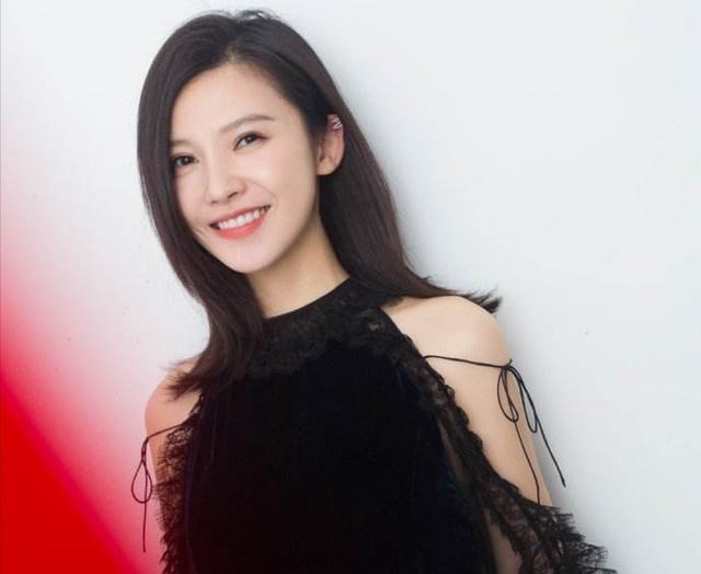 杨子姗|35岁女星怀孕，结婚6年被丈夫宠成孩子，嫁对人真好