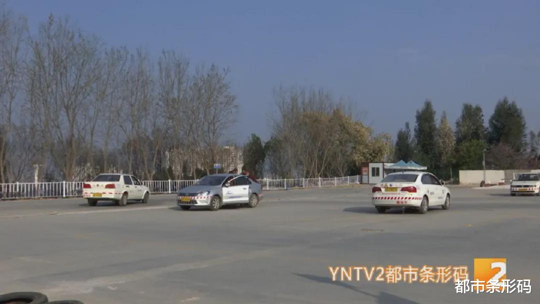 都市条形码 驾考开启“计时”模式！学费有涨有持平