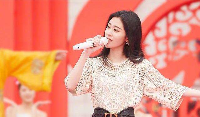 华晨宇|张碧晨华晨宇关系有进展？两人同桌吃饭，女方手上钻戒抢镜