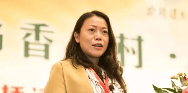 购房置业|年仅40岁，9次问鼎中国女首富，身家1850亿，可抵2个王健林