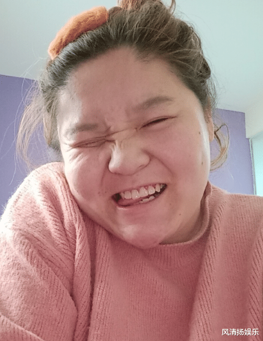 "吃个桃桃"风小逸直播忘开美颜,皮肤粗糙无光泽,就是个大众脸