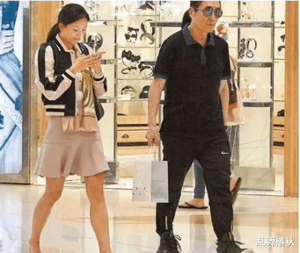 乱舞椿秋 张艺谋带妻子出席活动，本人算不上很漂亮，但气质一般人比不上