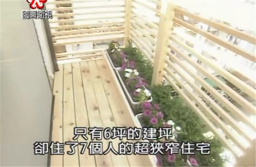 客厅|日本一家7口住6坪老房，人均1㎡每天叠在一起睡？网友：太窒息
