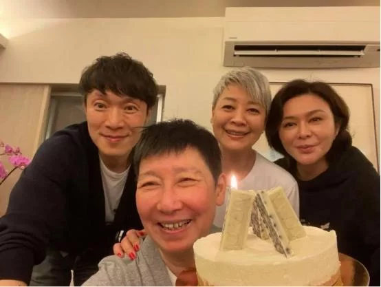 |59岁关之琳近照曝光，褪去昔日高颜值，“香江美人”也逃不过岁月