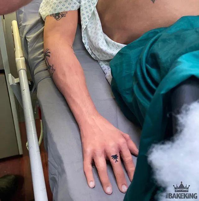 新晚报 小哥做人体蛋糕，吓坏30万网友！太逼真，慎入！惊艳到恐怖