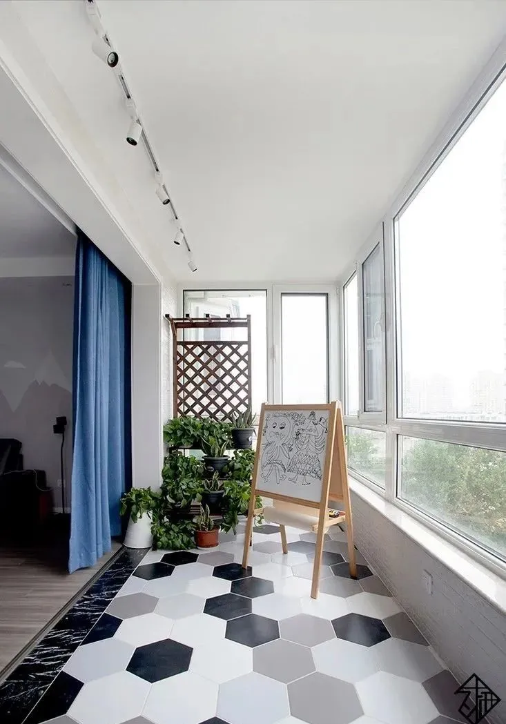 阳台不铺瓷砖,如今大家都用它来代替,是我太out了吗