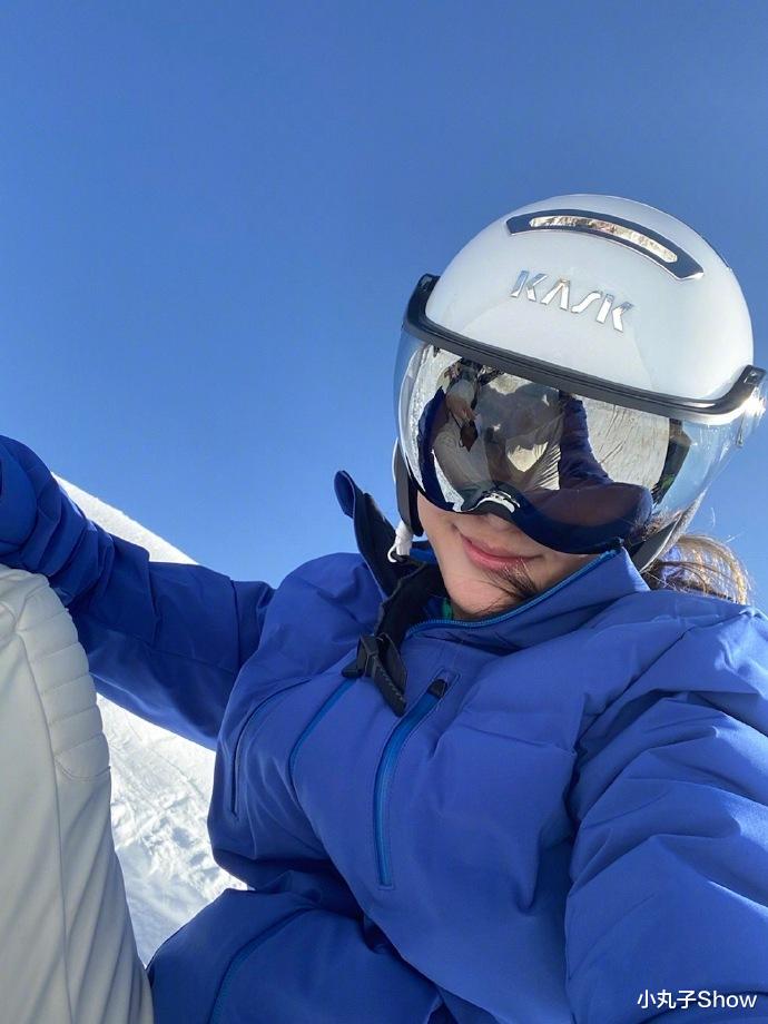 吴千语|林峰前女友吴千语海上冲浪，黑色连体衣秀魔鬼身形，筷子腿好惹眼