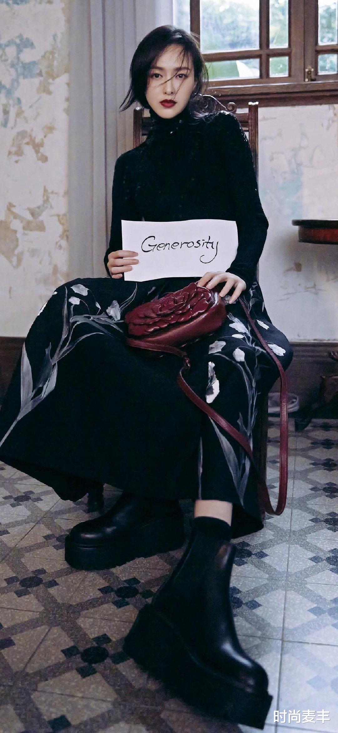 时尚麦丰|唐嫣为某品牌活动拍摄写真，烈焰红唇配纯黑皮质连衣裙，霸气外漏