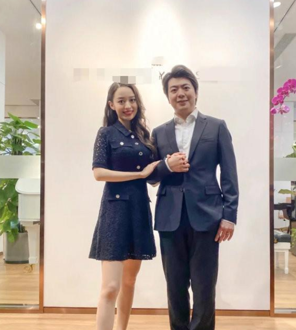 a字裙|吉娜烫卷发神似“蒙娜丽莎”，穿A字裙蛮腰仍在，却没藏住大腿粗