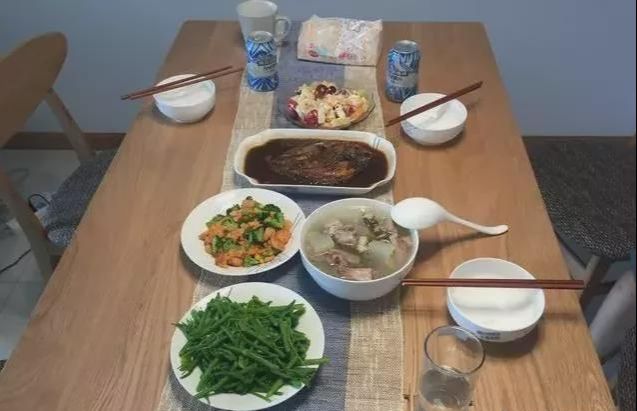 朋友在上海买的80平新房，花320万，头一次见卧室这么装修！