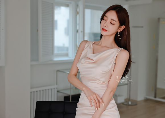 美图美景欣赏|热门时尚女装搭配，2021首发孙允珠高清时尚，爱丁堡缀花夏桂奶茶真丝衣裙