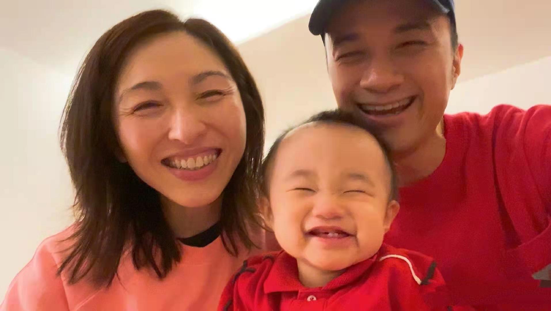 古巨基|49岁古巨基与儿子亲吻庆生，父子俩长相太相似，大四岁老婆未露面