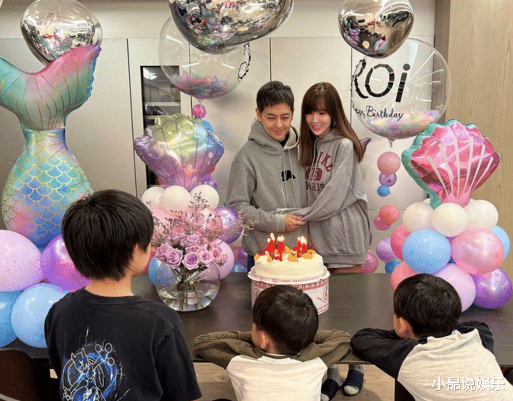 林志颖|林志颖为妻子庆生，一家五口仨儿子乖巧听话，夫妻坐敞篷车好拉风