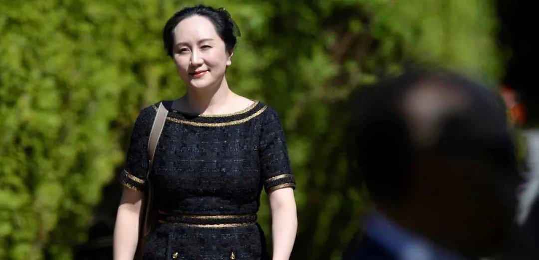 方脸妹说时尚|孟晚舟高调支持国货，穿百元鞋配百褶裙迈八字腿，健步如飞精神好