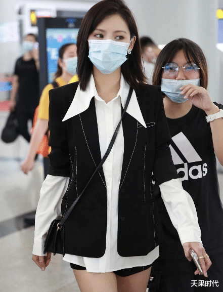 天果时代|张予曦的腿也太美，穿西装短裙秀美腿，走机场像走T台