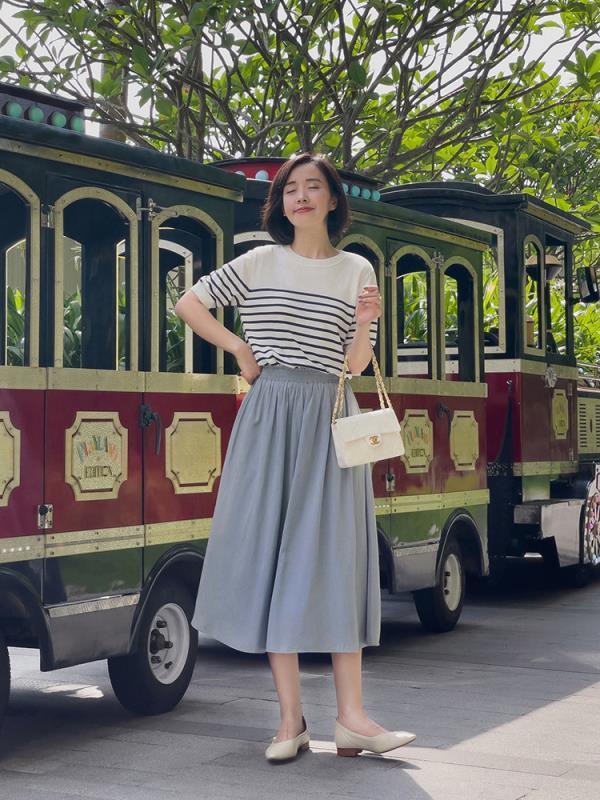 何有强|30岁到40岁怎么穿才减龄洋气？条纹衫搭配牛仔裤简约大气，超好看