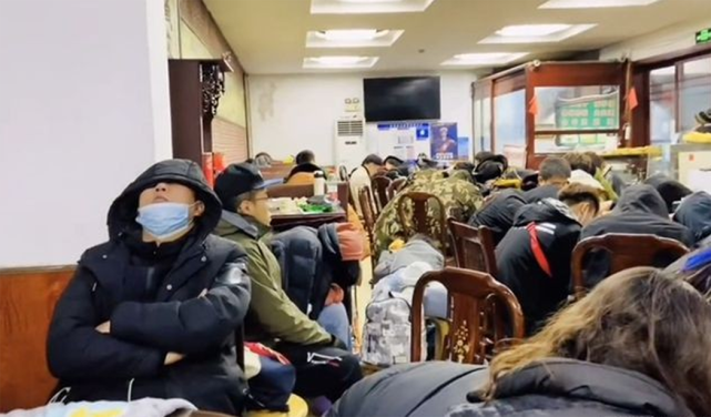 热点微评社 良心价！泰山顶宾馆1200元，游客挤厕所过夜，6万游客400个房间！