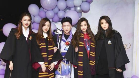 杨超越|Baby现身张大大豪华生日派对！素颜皮肤白净油亮，嘴巴变歪引关注