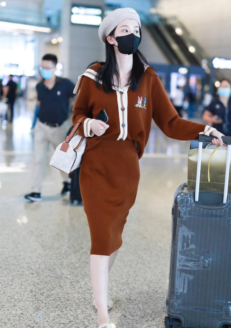 清娱吧|秋天穿件针织半身裙不错，优雅时尚很有型，乔欣弦子都有好看示范