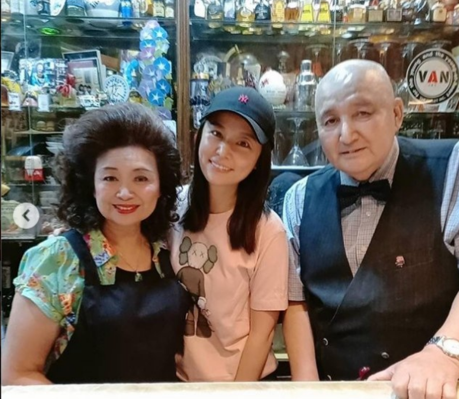 林心如|林心如霍建华与友人甜蜜聚餐，林心如全素颜现身，皮肤黝黑超显老