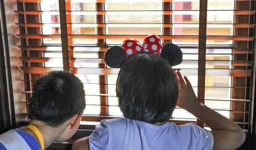 舜网 年轻妈妈当着儿子面换衣服毫不避讳，总觉得孩子小，儿子的举动让她慌了