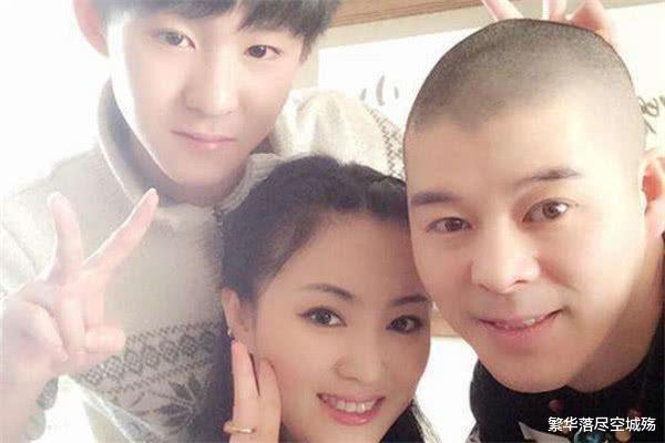 赵本山|赵本山第一个带上春晚的徒弟，儿子酷似王俊凯，妻子如此美