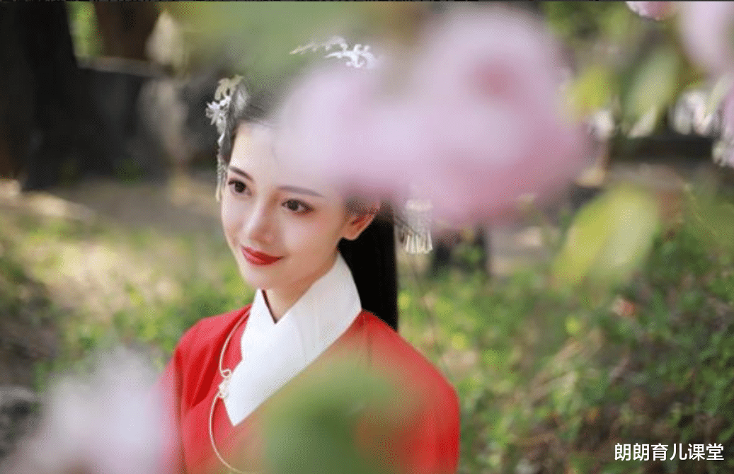 校花|北大校花“毕业照”走红，长相神似“李沁”，网友直呼：等你出道