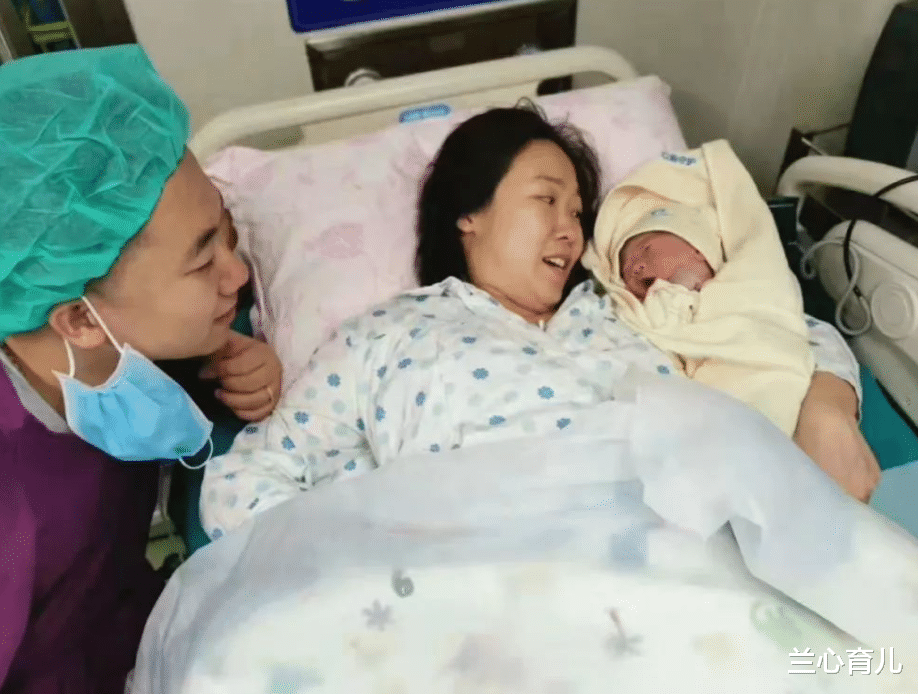 兰心育儿|一样大的好闺蜜，一个18岁生娃一个38岁生娃，生活如云泥之别