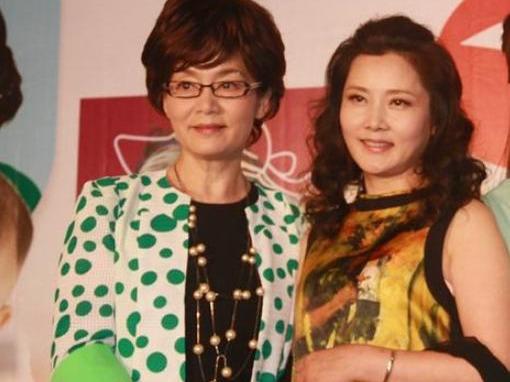 潮帮先生|66岁潘虹老得真优雅,穿衣不扮嫩也不显老,值得“奶奶辈”借鉴