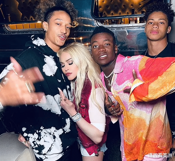 吴亦凡|62岁麦当娜超短裤配网袜姿势撩爆,与27岁小男友上演恩爱摸腿杀