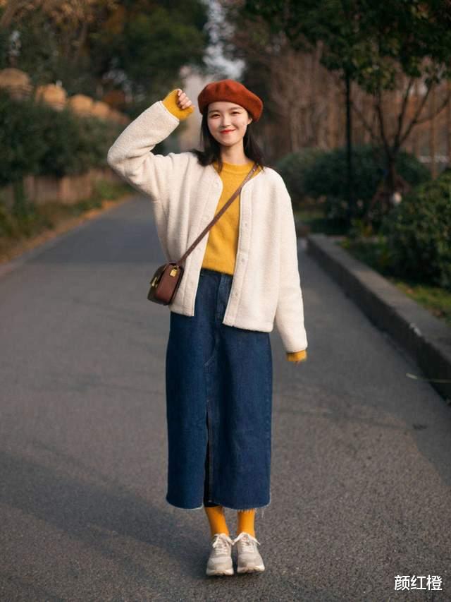 颜红橙|秋季怎么穿出高级感？毛衣外套搭配牛仔半裙减龄俏皮，保暖舒适