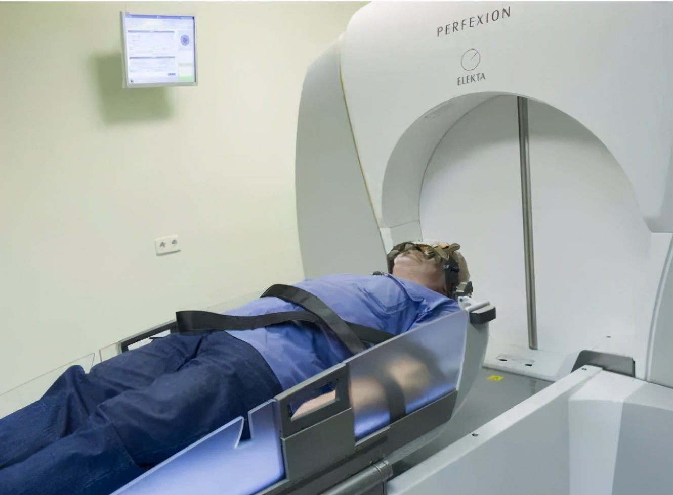 墨黑纸白 新华社评医生揭露肿瘤治疗黑幕，解决问题且不让爆料者被报复