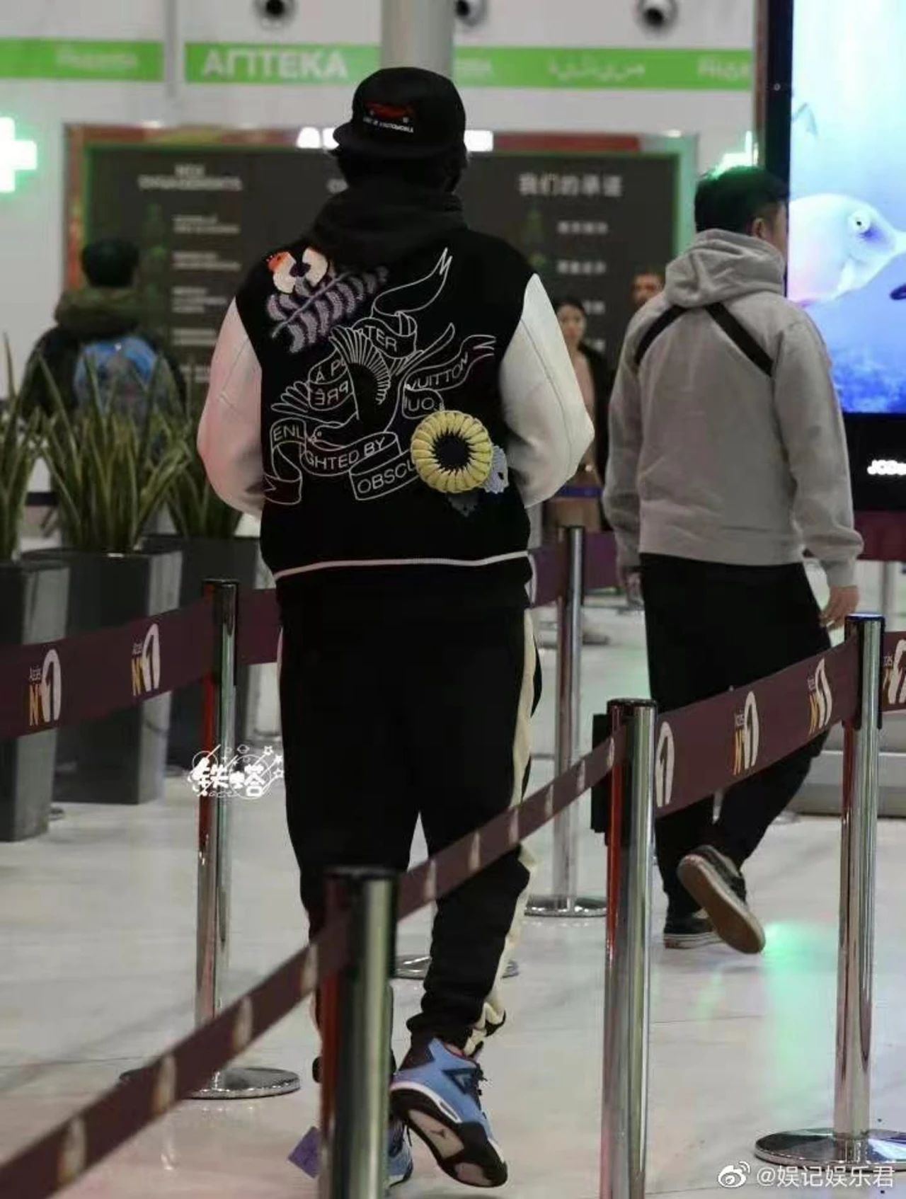 吴亦凡|吴亦凡被捕后首曝光? 戴头套脚镣现身医院看性病