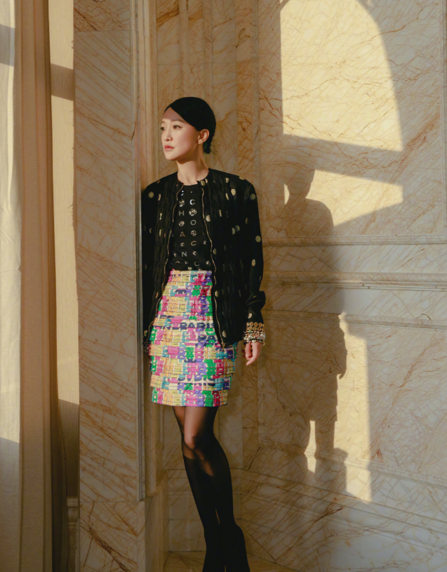 大时尚大观点|周迅真不像奔五的人,穿香奈儿刺绣花裙大胆,黑透丝太吸睛