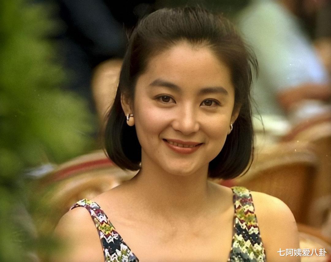 林青霞|林青霞，第三者、继母、姐妹失散、母亲坐牢，她这一生何其坎坷