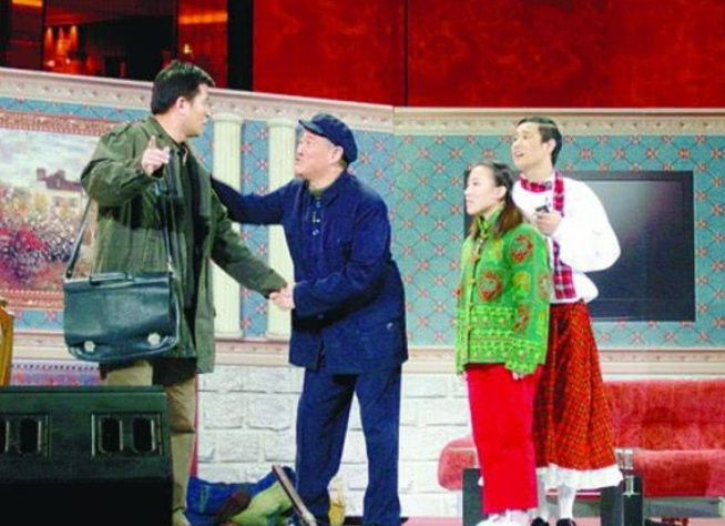 小沈阳|小沈阳建筑工地跳舞！穿着旧衣戴塑料头盔，身后一地垃圾显脏乱