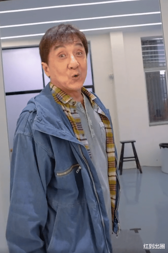 成龙|67岁成龙近照曝光，皮肤松弛显老模样大变，携刘浩存一起宣传新片