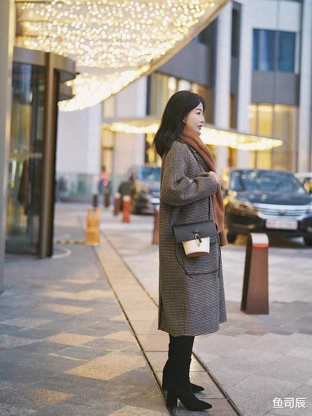 鱼司辰 40+想甩掉大妈感,大衣搭配直筒裤和半身裙,精致好看又显贵