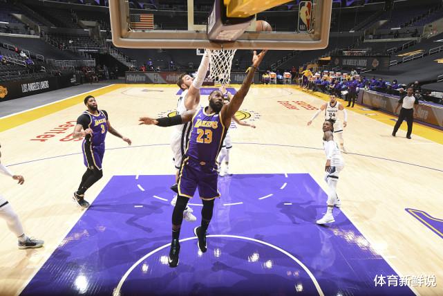 勒布朗·詹姆斯|对灰熊带队20分大逆转，为何詹姆斯依旧被“喷”？詹皇一行为“逼死强迫症”